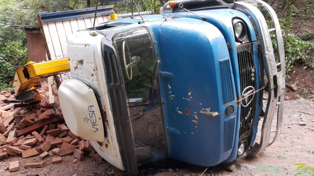 Volcó un camión en Valle del Sol