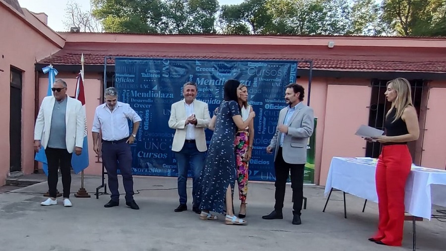 Egresados de la Universidad de Mendiolaza entrega