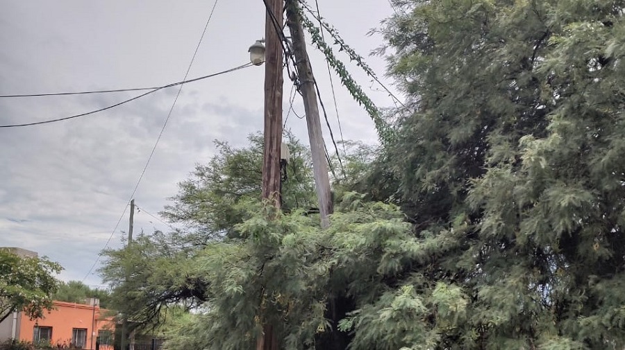 Poste peligroso en Mendiolaza cuadra