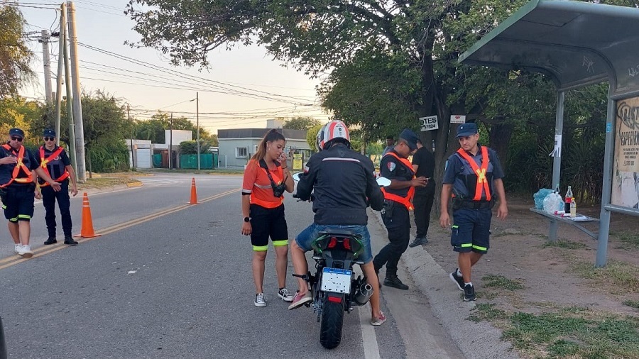 policia controla moto en via publica