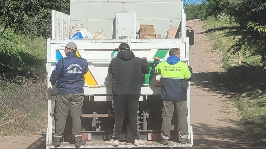 trabajadores recolectando residuos reciclables