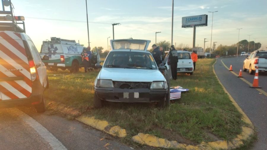 choque en ruta E53 automovil sobre rotonda 