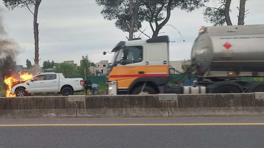 Camioneta incendiada en Mendiolaza 