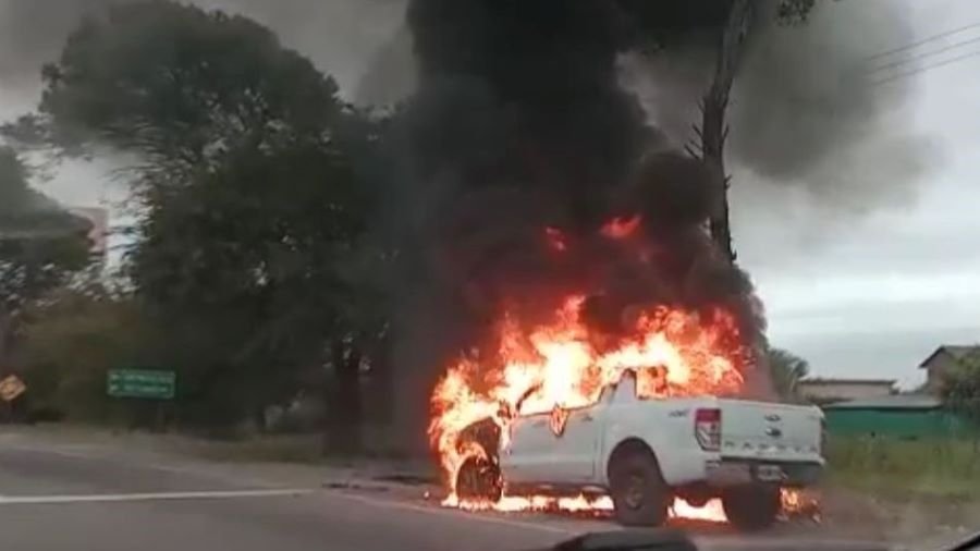 Camioneta incendiada en Mendiolaza 