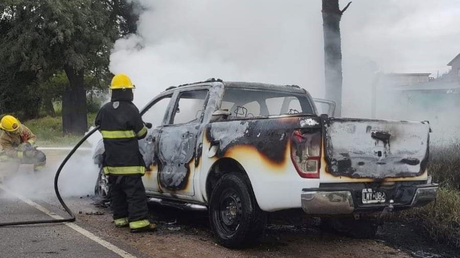 Camioneta incendiada en Mendiolaza 