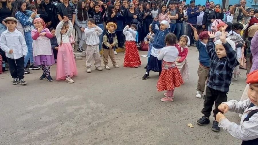 Alumnos del jardin bailando en el acto del 25 de mayo en Mendiolaza