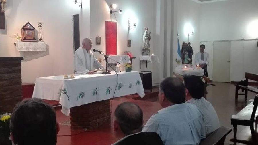 Luis Almada dando misa en Mendiolaza