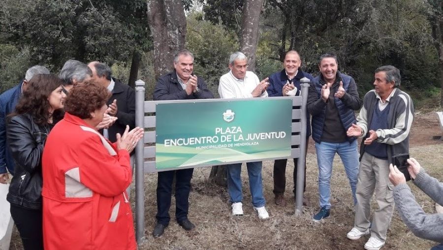 Se renuevan las Comisiones en Mendiolaza. Comisión de B° Mendiolaza Golf en la inauguración de la plaza