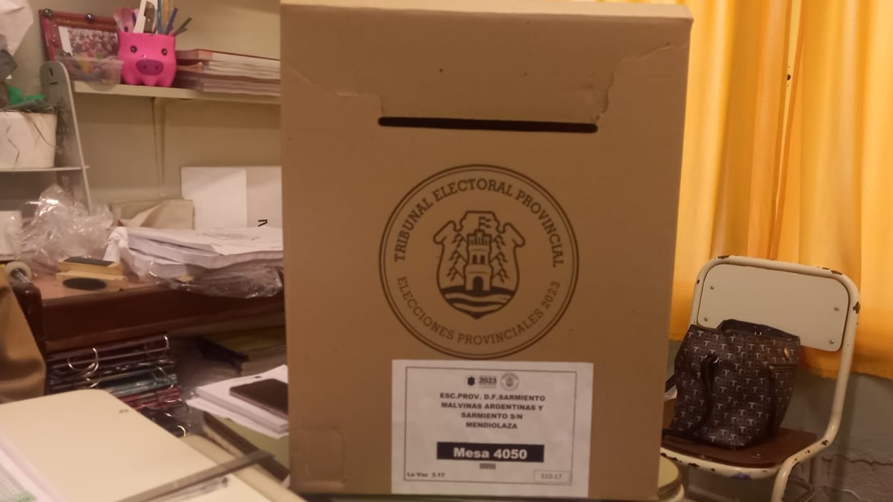 Los resultados en Mendiolaza. Urna con sello de Mendiolaza