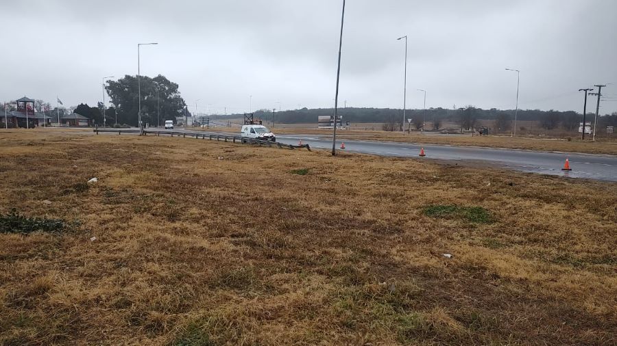 Accidentes en el límite de Mendiolaza. Vista del guardarrail embestido