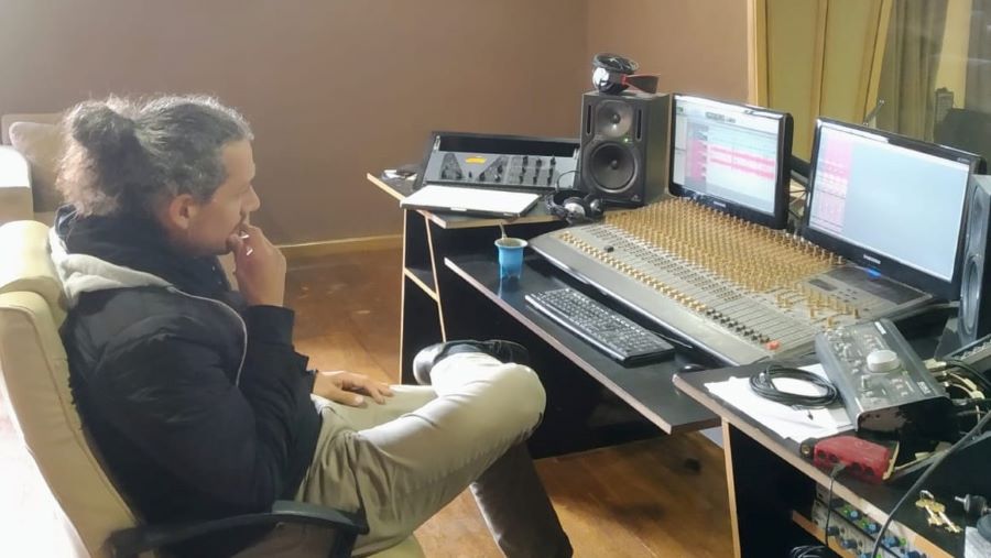 Es tiempo de música en Mendiolaza. Alejandro Pittis en el estudio de grabación