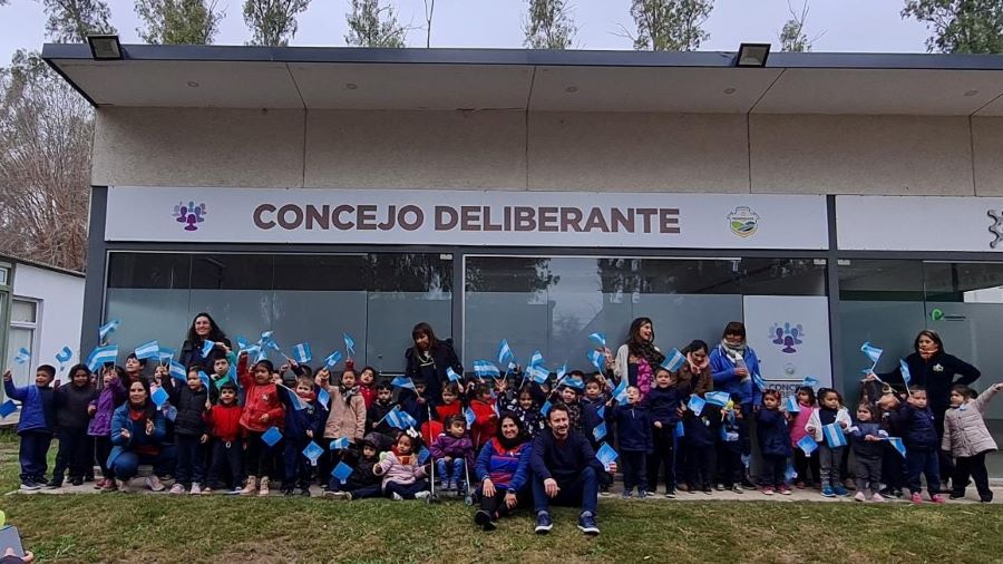 Festejos por el 9 de julio en Mendiolaza. El jardin visito el HCD