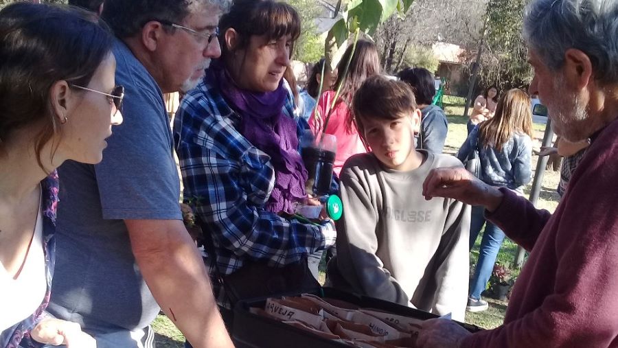 Habrá intercambio de semillas en Mendiolaza. Vecinos intercambiando