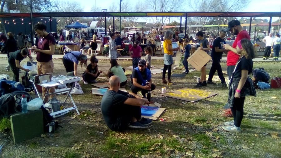 Mendiolaza y El Montecito. Jornada para pintar carteles de protesta