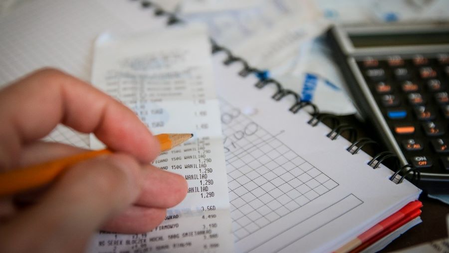 Regularización de deudas en Mendiolaza. Mano y calculadora