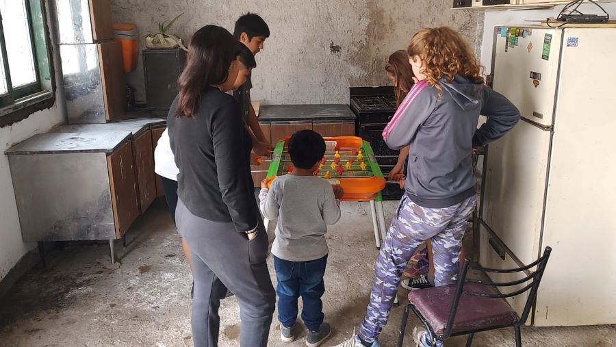 Vacaciones en el merendero de Mendiolaza. Niños jugando metegol