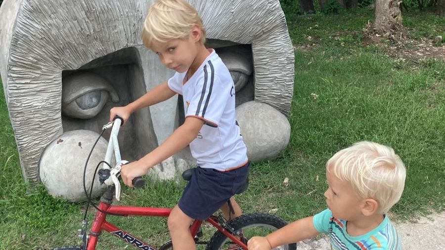 Niños rusos en bicicleta en paseo en Mendiolaza