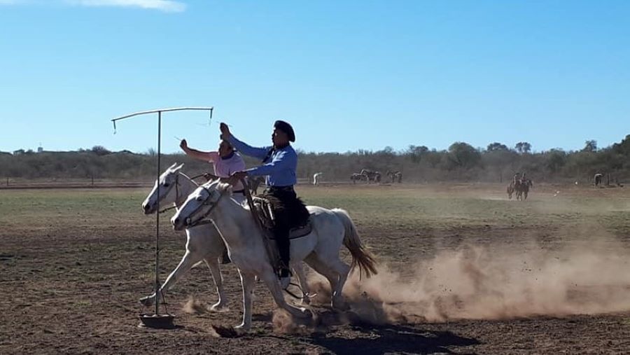 Jinetes en juego de sortija