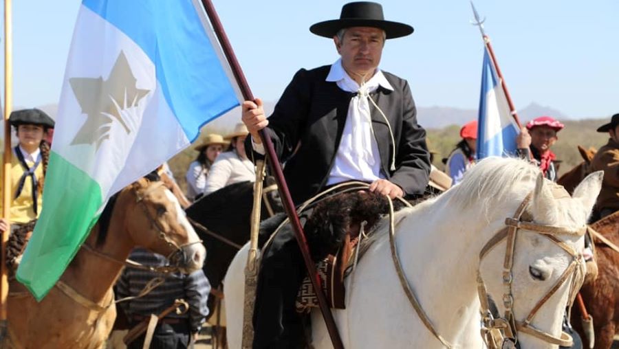 Procesión gauchesca en Mendiolaza. Jinete portando la bandera de Mendiolaza
