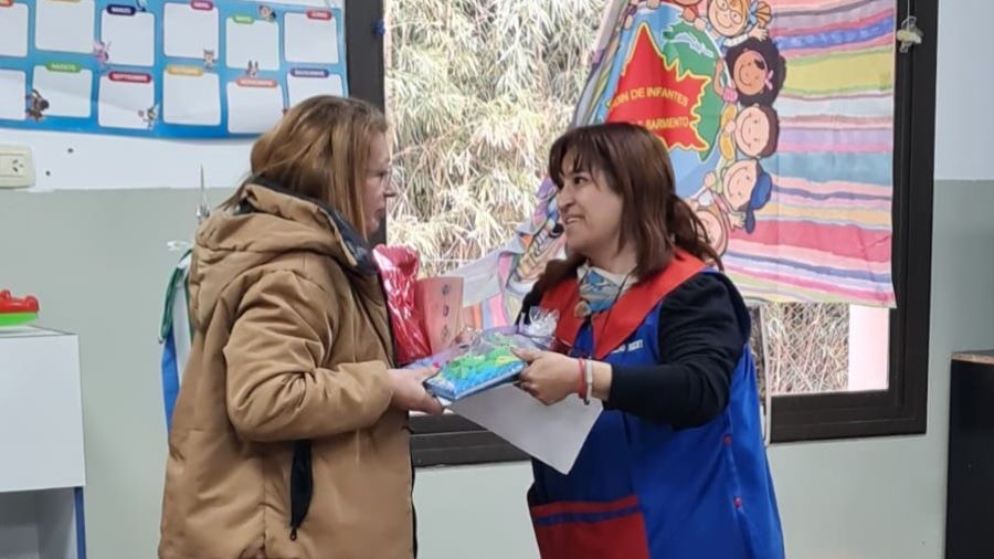 Día del maestro en Mendiolaza Sandra Ramirez con Mechi Farias