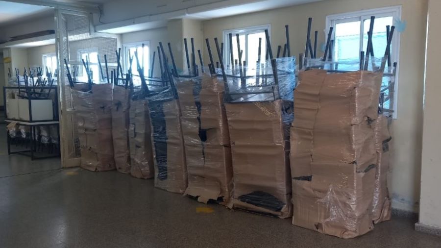 Bancos en los pasillos del Ipem 317