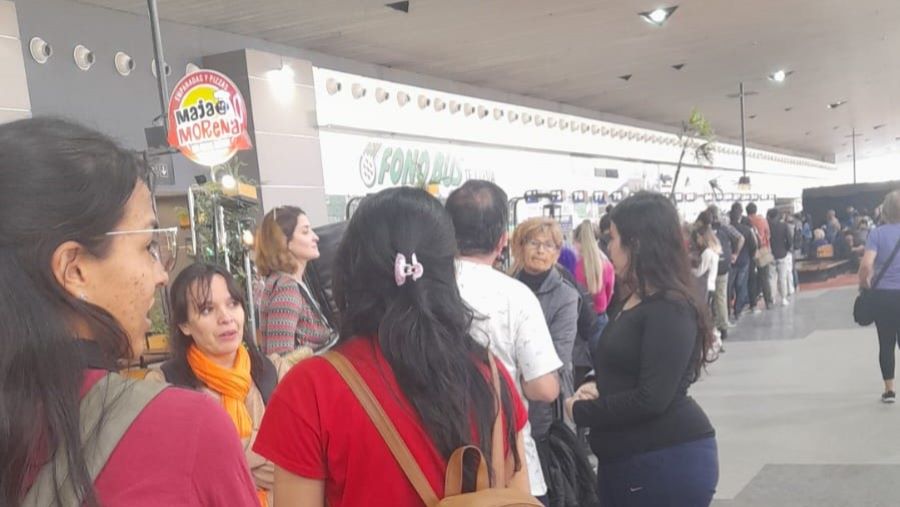 Cola de usuarios para retirar la tarjeta TIN