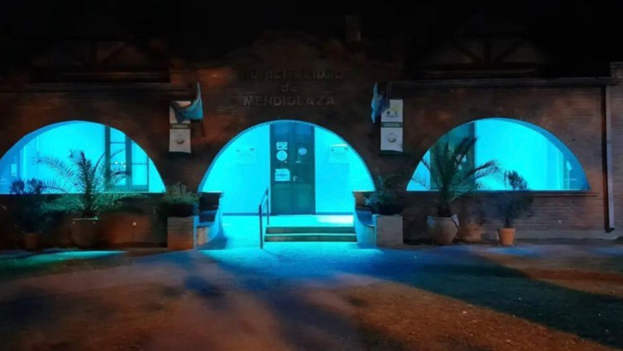 Edificio municipal de Mendiolaza iluminado de turquesa