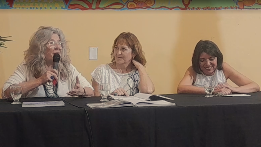 Bibiana Fukchieri, Marcela Alcalde y Graciela Alvarez presentando el libro sobre escuela de Mendiolaza