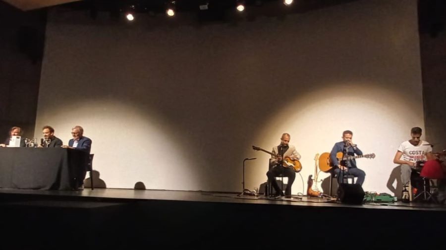 Músicos y presentadores en el acto de lanzamiento del libro sobre Obregón Cano