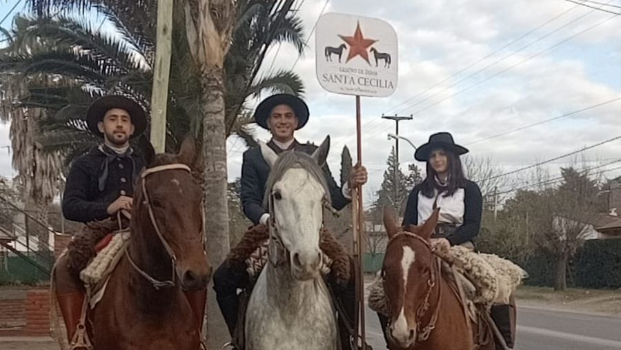 Jinetes de la agrupación gaucha Santa Cecilia