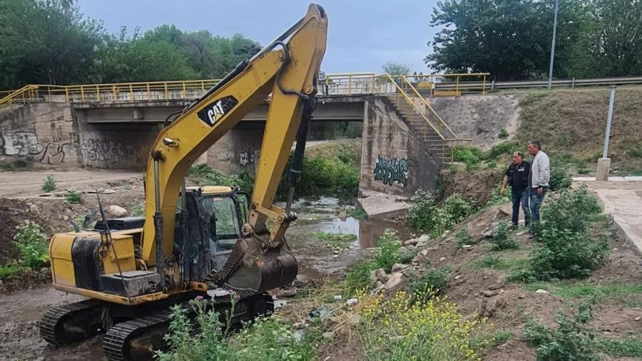 Maquina drenando el río Saldán en Mendiolaza