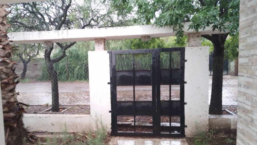 Vivienda en calle Tamarindo con calzada anegada