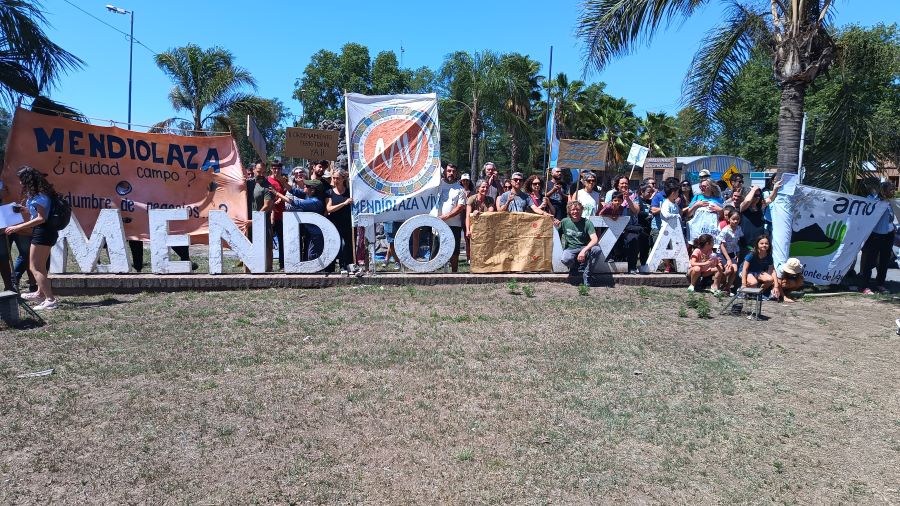Manifestantes contra loteos en Mendiolaza en la rotonda de ingreso a la localidad