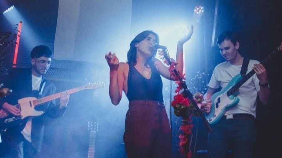 Paz González Torres cantando