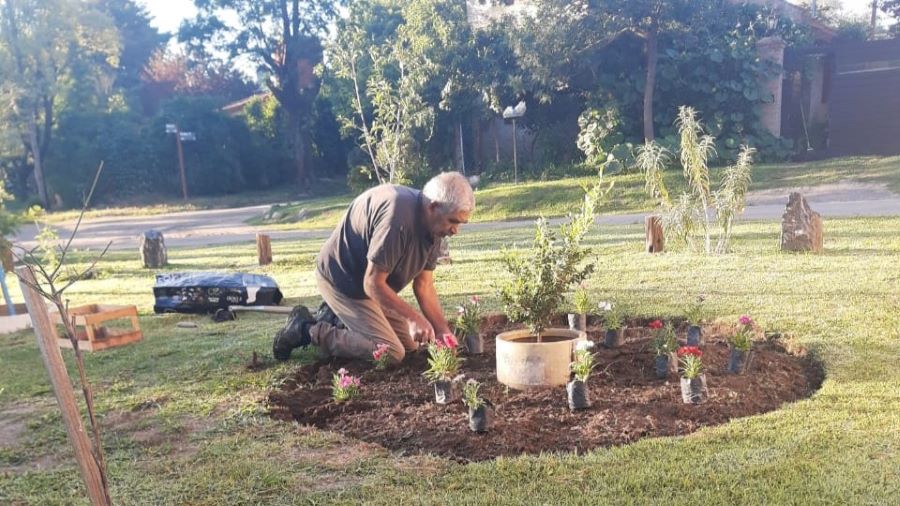 Ramon Aguirre trabajando en el espacio de la Gruta de la Virgen de Lourdes