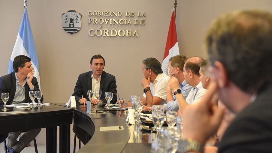 Intendentes y autoridades provinciales debatiendo el Fondo Permanente