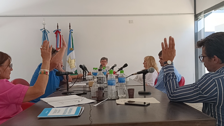 Concejales de la oposición votando contra los proyectos del oficialismo