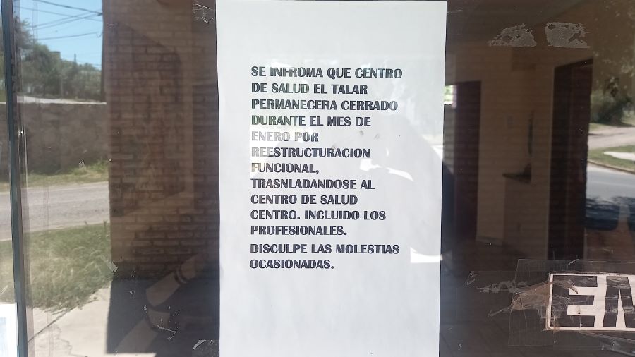 Cartel anunciando el cierre temporario del centro de salud de barrio El Talar