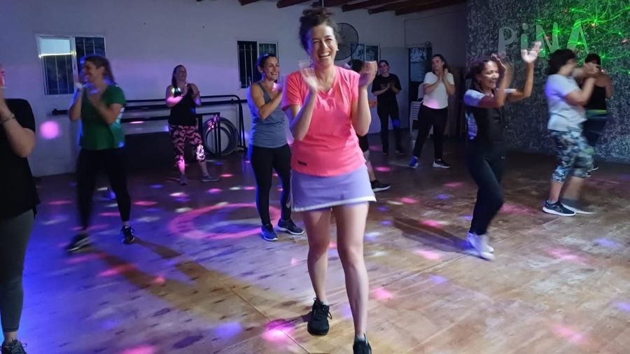 Samanta Leániz dictando clase de baile en Pina Multiespacio