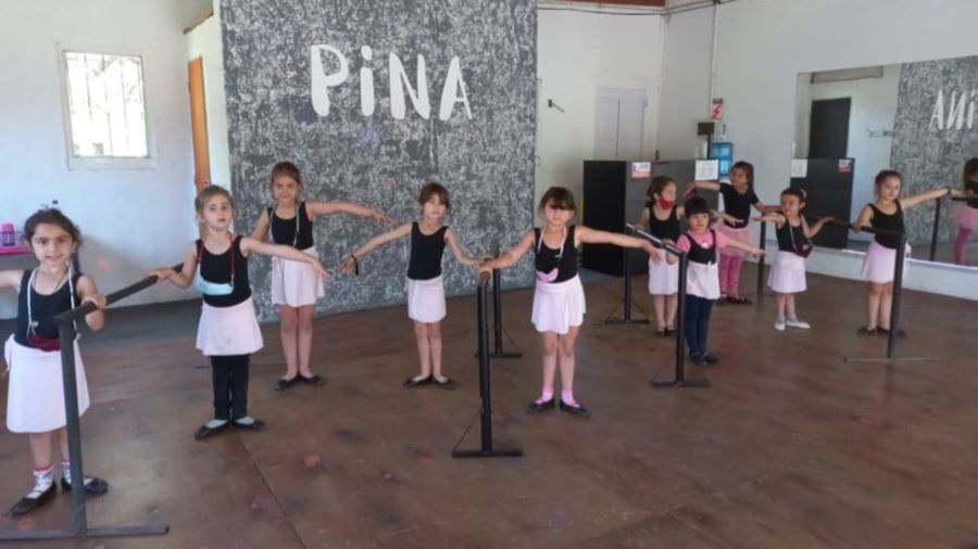 Niñas en clase de danza en Pina Multiespacio