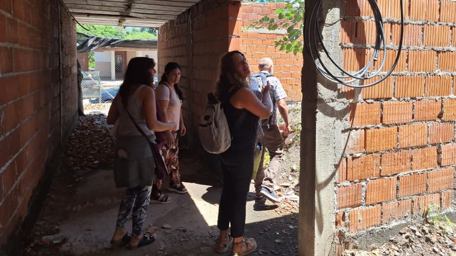 Docentes recorriendo las aulas cuya construcción se detuvo