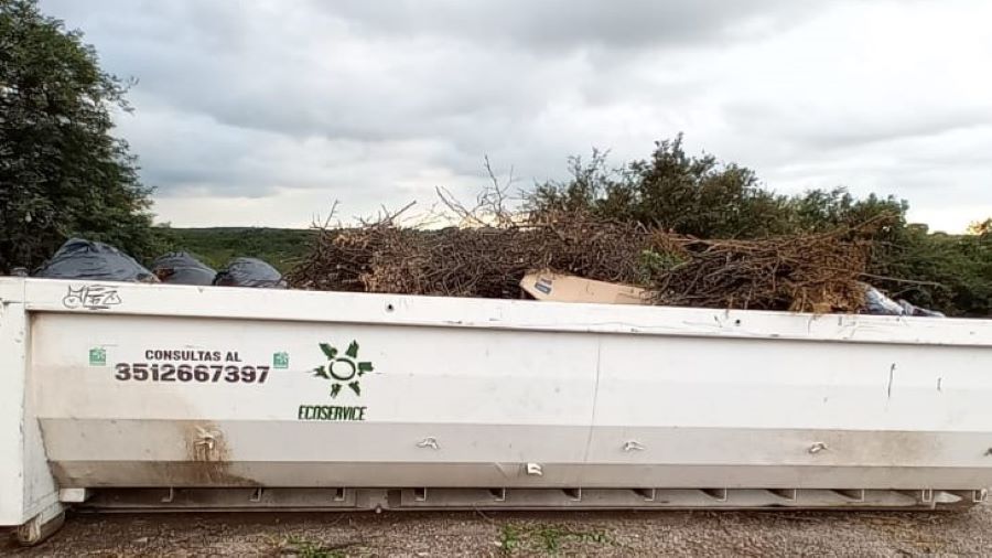 Contenedor con ramas y materia fecal de caballo