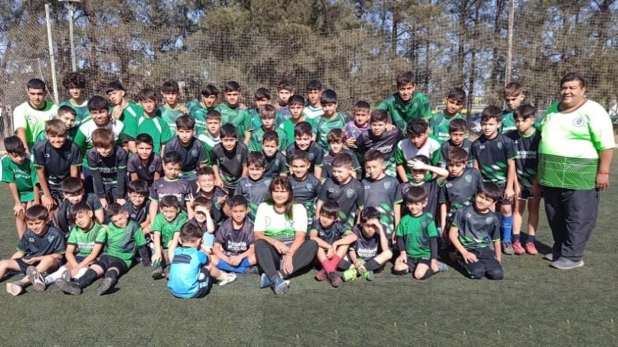 El equipo de Bichos Verdes con sus entrenadores tras consagrarse campeones en 2023