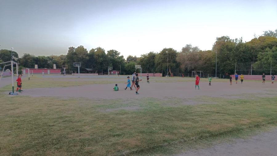 Niños de los Bichos Verdes practicando en el polideportivo de Mendiolaza