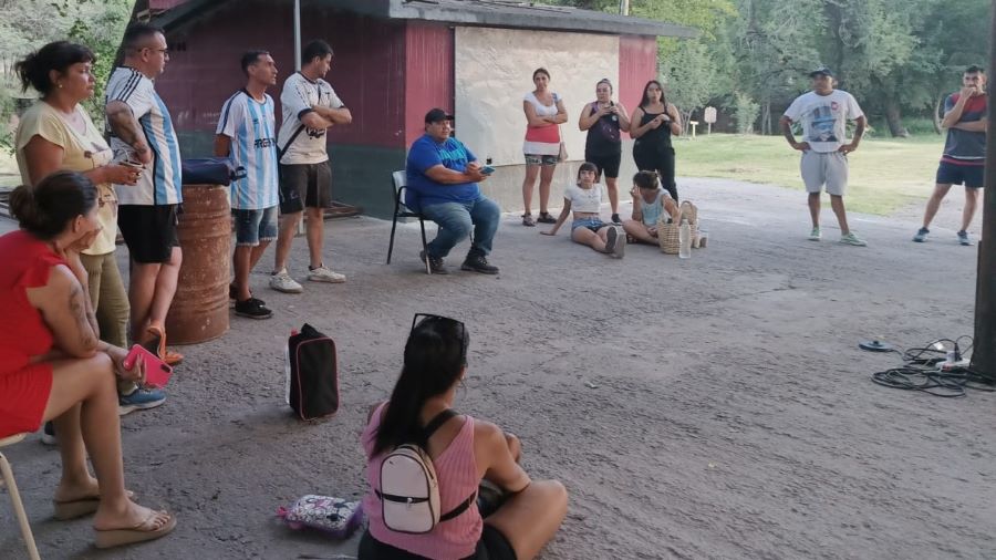 Padres y entrenadores de la Bichos Verdes reunidos en el polideportivo de Mendiolaza