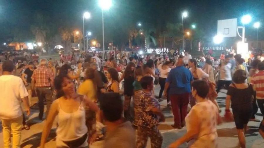 Muchas personas bailando folklore en el tercer Encuentro del Arroyo