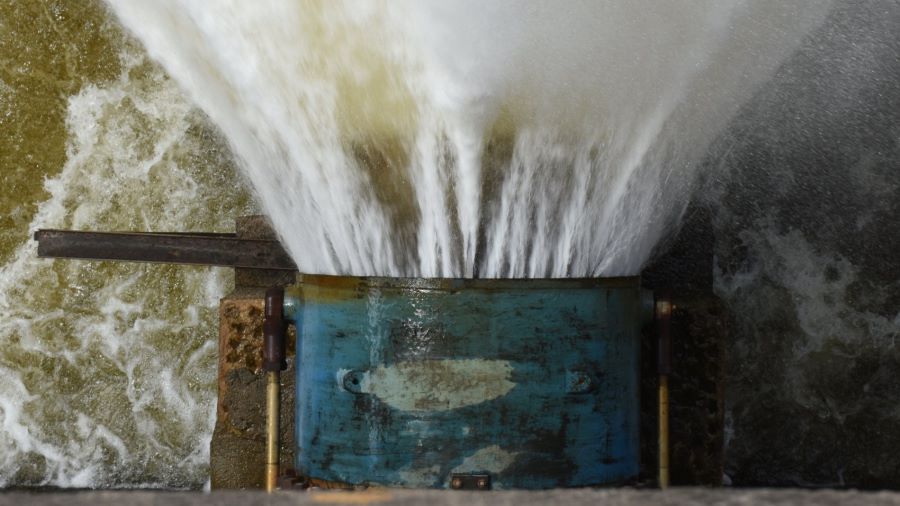 Una de las válvulas del dique La Quebrada abierta