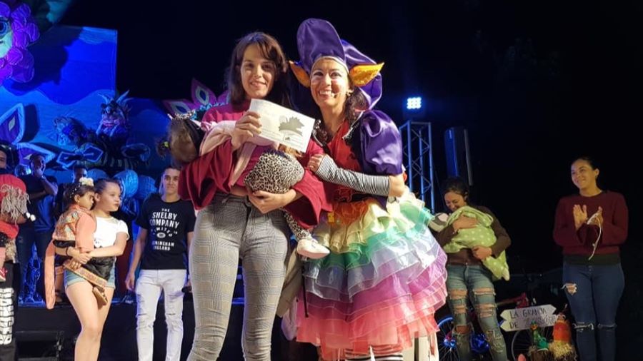 Analía Navarrete entregando el reconocimiento a uno de los participantes de los Carnavales Infantiles de Mendiolaza