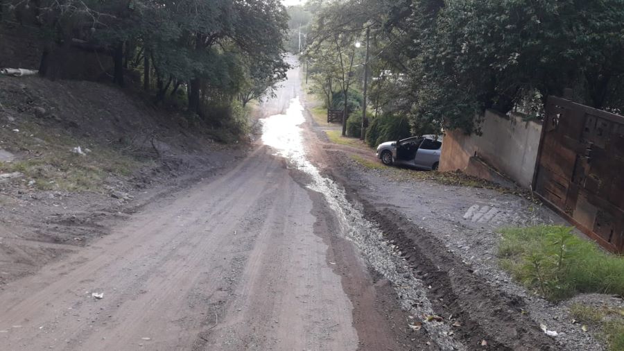 Vista de la calle Los Talas con agua corriendo de un caño roto