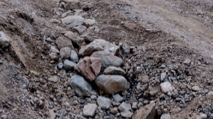 Detalle de la calle Los Talas en la que se ven las piedras desnudas